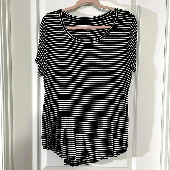 Large HOLLISTER Must Have Collection Striped T-Shirt - Picture 3 of 10